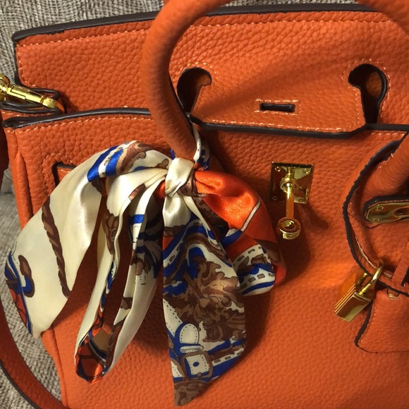 🌺🌺NEW BEAUTIFUL ORANGE BAG WITH GOLD DETAILS - Picture 5 of 13